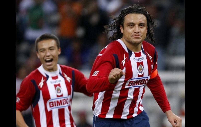 Reynoso (der.) celebra su gol, el segundo de Chivas a los Potros. E. PACHECO  /