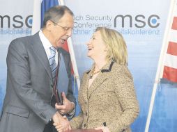 Serguei Lavrov y Hillary Clinton, intercambian documentos que confirman control atómico bélico. AP  /