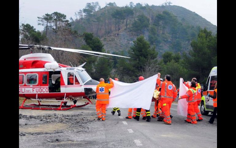 Kubica tuvo que ser sacado del vehículo y llevado en helicóptero al hospital.  EFE  /