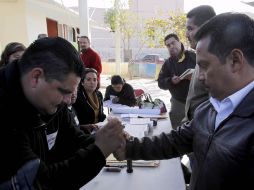 El candidato de la alianza PRD-PT Subcalifornia para todos, Luis Armando Díaz, emitió su voto. El Universal  /