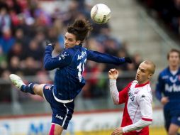 El jugador del FC Twente Bryan Ruiz (i), lucha por el balón con Ismo Vostermans, del FC Utrecht . EFE  /