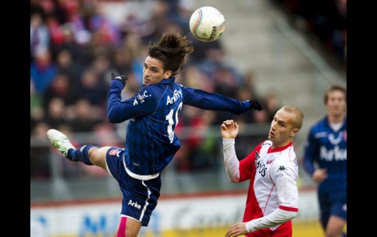 El jugador del FC Twente Bryan Ruiz (i), lucha por el balón con Ismo Vostermans, del FC Utrecht . EFE  /