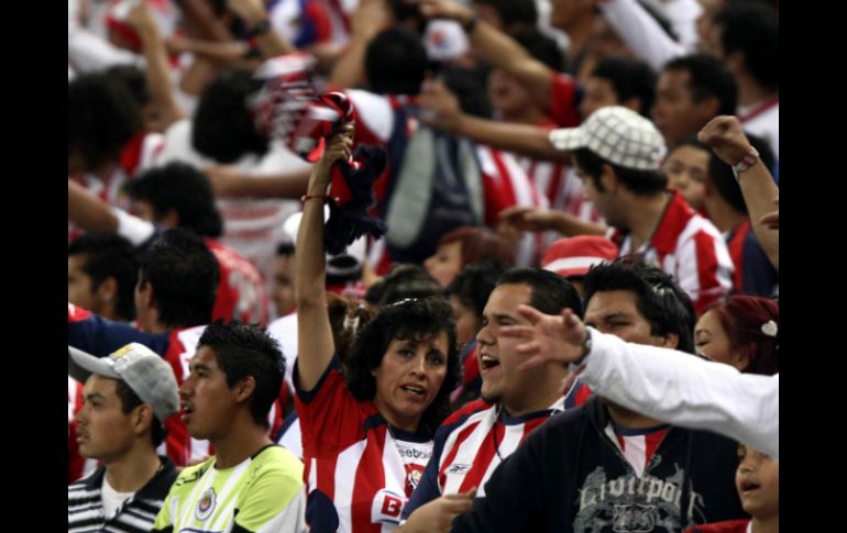 En el partido del sábado en el Jalisco, se volvió a percibir el sabor de los partidos de Chivas. MEXSPORT  /