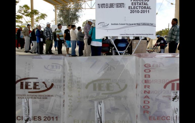 En algunas casillas donde todavía se observaba una fila de electores, se siguió atendiendo a la gente. EL UNIVERSAL  /