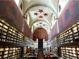 La Biblioteca Iberoamericana ofrece libros impresos y computadoras para acceder a textos digitales. E. BARRERA  /