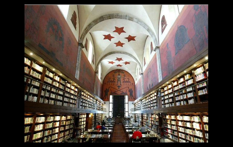 La Biblioteca Iberoamericana ofrece libros impresos y computadoras para acceder a textos digitales. E. BARRERA  /