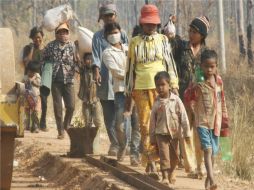 Camboyanos y tailandeses abandonan sus hogares ante los enfrentamientos. EFE  /