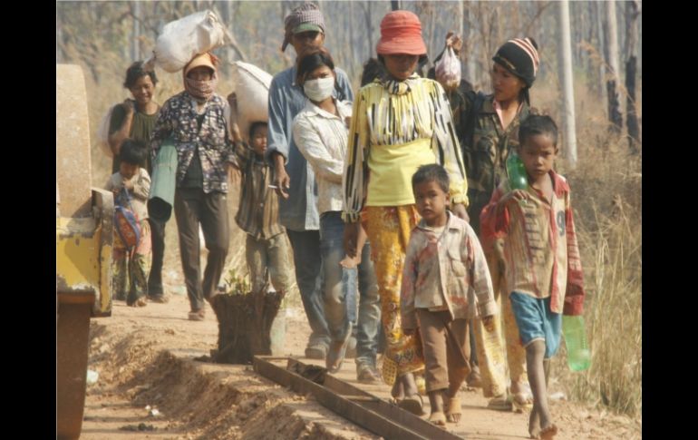 Camboyanos y tailandeses abandonan sus hogares ante los enfrentamientos. EFE  /