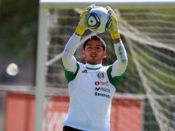 Jesús Corona atrapa el balón en un entrenamiento de la Selección mexicana. MEXSPORT  /