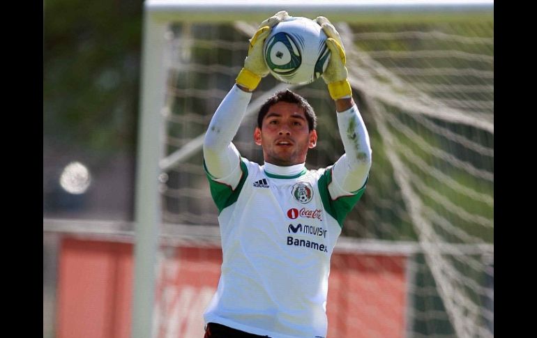 Jesús Corona atrapa el balón en un entrenamiento de la Selección mexicana. MEXSPORT  /