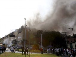 El incendio en la Ciudad de la Samba destruyó los almacenes de tres de las doce escuelas del Grupo Especial que animan el Carnaval. EFE  /