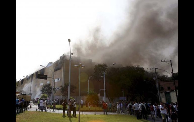 El incendio en la Ciudad de la Samba destruyó los almacenes de tres de las doce escuelas del Grupo Especial que animan el Carnaval. EFE  /