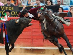 El rejoneador español Diego Ventura, con su primer toro de la tarde, ''Olas de Plata''. EFE  /