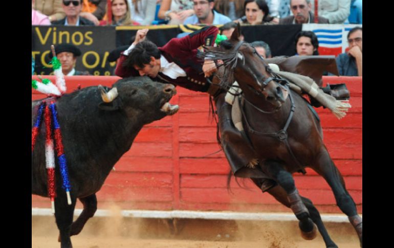 El rejoneador español Diego Ventura, con su primer toro de la tarde, ''Olas de Plata''. EFE  /