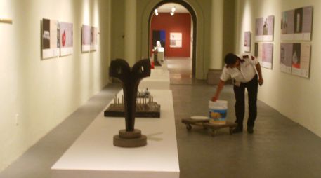 Las piezas seleccionadas de la bienal de escultura están en montaje en el Museo de las Artes. O. GARCÍA  /