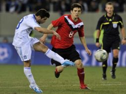 Yiannis Fetfatzidis (izq.) hizo la anotación del triunfo para la selección griega. AP  /