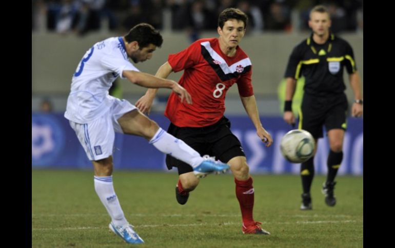 Yiannis Fetfatzidis (izq.) hizo la anotación del triunfo para la selección griega. AP  /