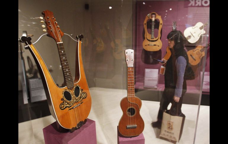 Se pueden contemplar guitarras, mandolinas y violines de diveras épocas. REUTERS  /