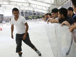 La pista de hielo ya está lista para el disfrute de los tapatíos. M. FREYRÍA  /