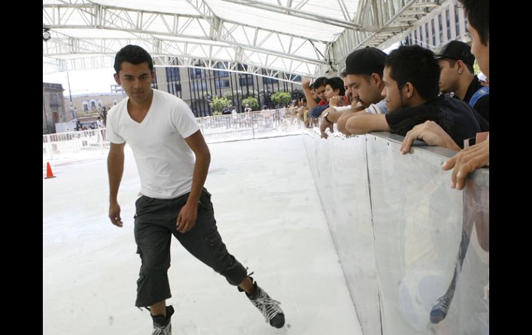 La pista de hielo ya está lista para el disfrute de los tapatíos. M. FREYRÍA  /