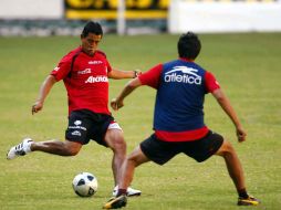 'Chango' Moreno (izq.) durante el entrenamiento en el Estadio Jalisco. MEXSPORT  /