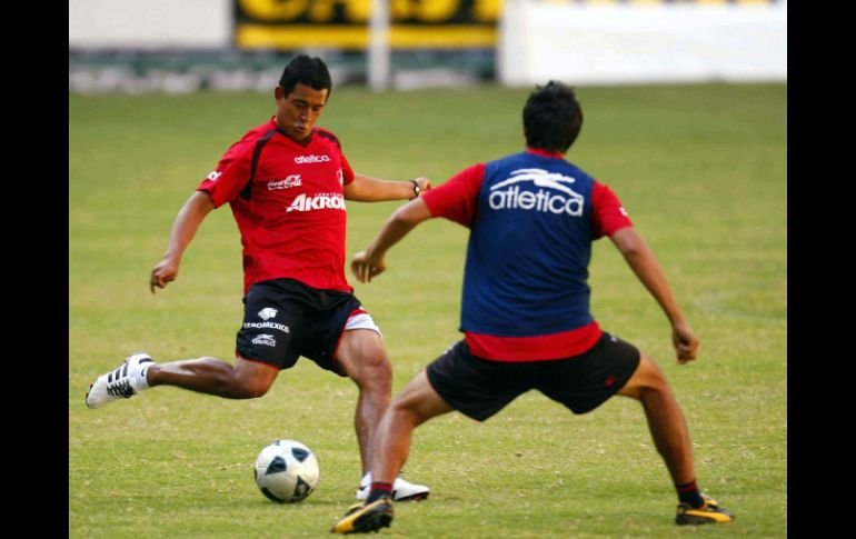 'Chango' Moreno (izq.) durante el entrenamiento en el Estadio Jalisco. MEXSPORT  /