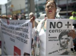 Simpatizantes de la periodista se manifestaron afuera de la empresa para exigir su regreso. AP  /