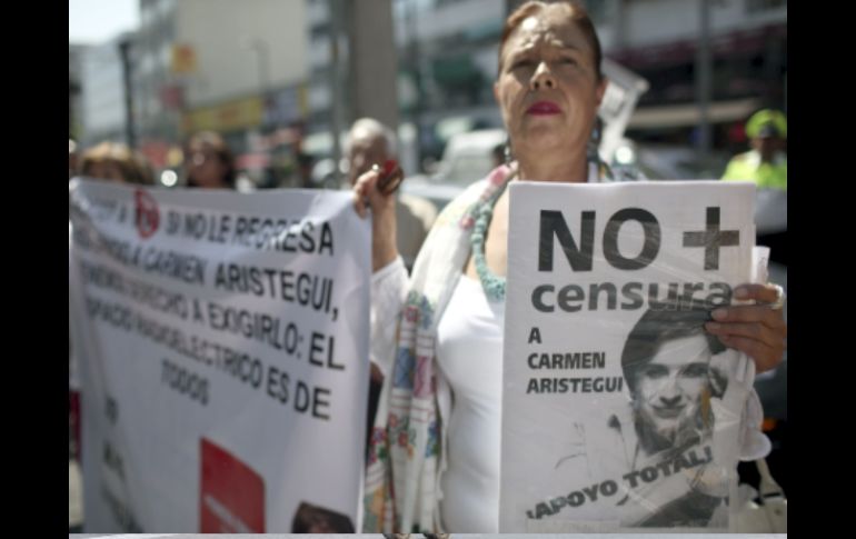 Simpatizantes de la periodista se manifestaron afuera de la empresa para exigir su regreso. AP  /