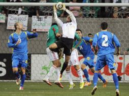 Jesús Corona defendió en todo momento su portería en el duelo amistoso ante Bosnia. AFP  /