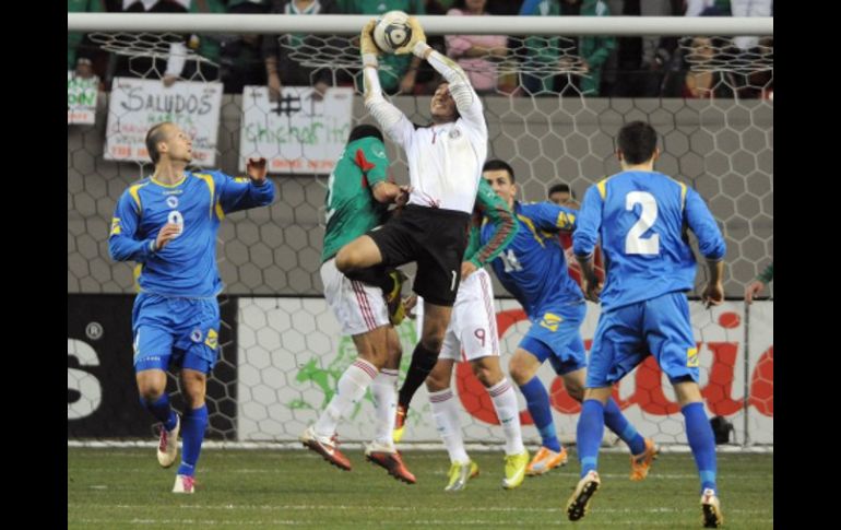 Jesús Corona defendió en todo momento su portería en el duelo amistoso ante Bosnia. AFP  /