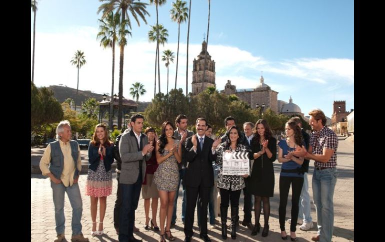 El gobernador de la entidad recibió al elenco y al personal de producción de la telenovela. NTX  /