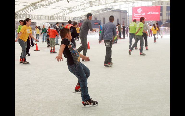 Los organizadores ponen a disposición de los visitantes 300 pares de patines. A. GARCÍA  /