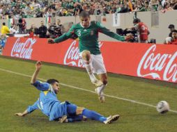 Carlos Salcido defendiendo el balón ante un integrante de la Selección de Bosnia en el partido amistoso. AFP  /