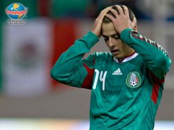 Javier 'Chicharito' Hernández lamentándose por haber fallado un gol en el choque del Tri ante Bosnia. MEXSPORT  /