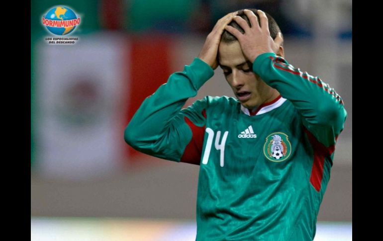 Javier 'Chicharito' Hernández lamentándose por haber fallado un gol en el choque del Tri ante Bosnia. MEXSPORT  /