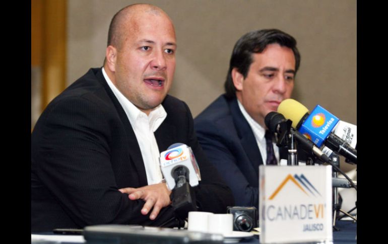 Enrique Alfaro y Carlos Errejon, presidente de Canavi, durante el informe del avance de regularización de fraccionamientos. E. BARRERA  /