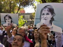 Periodistas manifestaron con  fotos que muestran a Aristegui con la mano en la boca. AFP  /