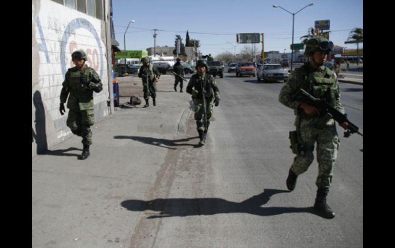 Militares vigilan uno de los suburbios en Ciudad Juárez, como parte del Operativo Conjunto Chihuahua. EFE  /