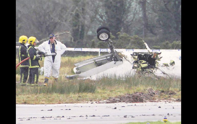 El avión de pasajeros con 12 personas a bordo cayó y se incendió cuando intentaba aterrizar. EFE  /