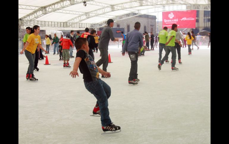 La pista de hielo es una de la novedades de la Feria de la Fundación de Guadalajara. A. GARCÍA  /