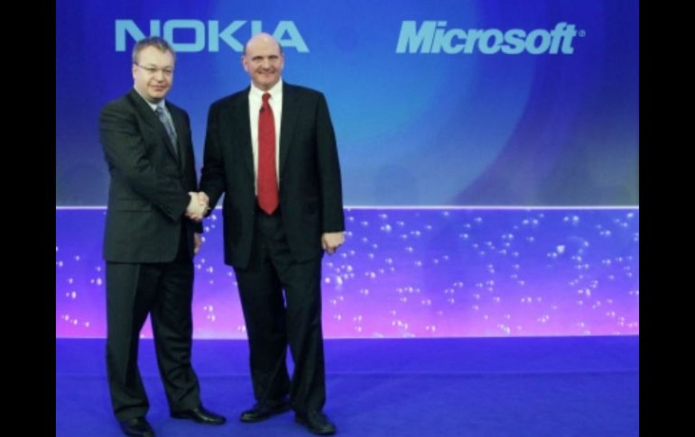 Stephen  Elop, director ejecutivo de Nokia da la bienvenida a presidente ejecutivo de Microsoft, Steve Ballmer. REUTERS  /