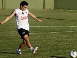 El paraguayo Salvador Cabañas toca el balón en un entrenamiento con el Libertad. ARCHIVO  /