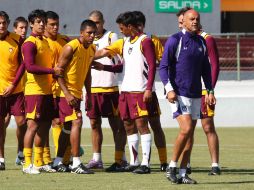 José Luis Sánchez Solá (der.), durante una sesión de entrenamiento con Estudiantes. MEXSPORT  /