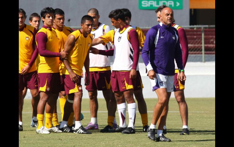 José Luis Sánchez Solá (der.), durante una sesión de entrenamiento con Estudiantes. MEXSPORT  /