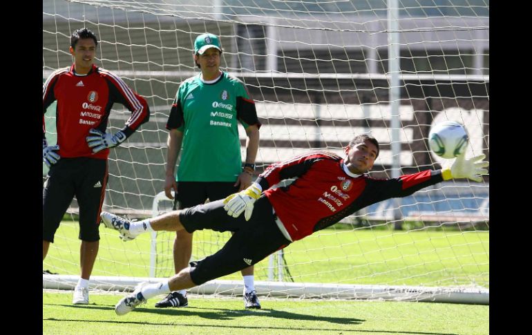 El portero de la Selección se llevó un golpe en el partido contra Bosnia, lo que hizo pensar que no jugaría contra Tigres. MEXSPORT  /