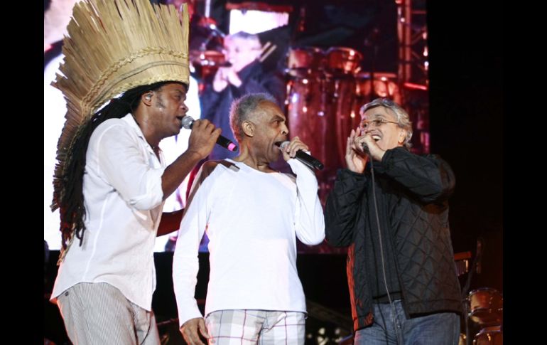 Carlinhos Brown, Gilberto Gil y Caetano Veloso, en la Plaza de la Liberación. E. PACHECO  /