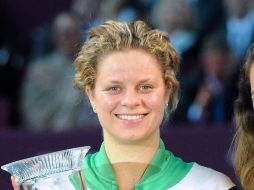 Kim Clijsters recibió un trofeo y flores por haber recuperado la posición número uno del mundo de la WTA. AFP  /