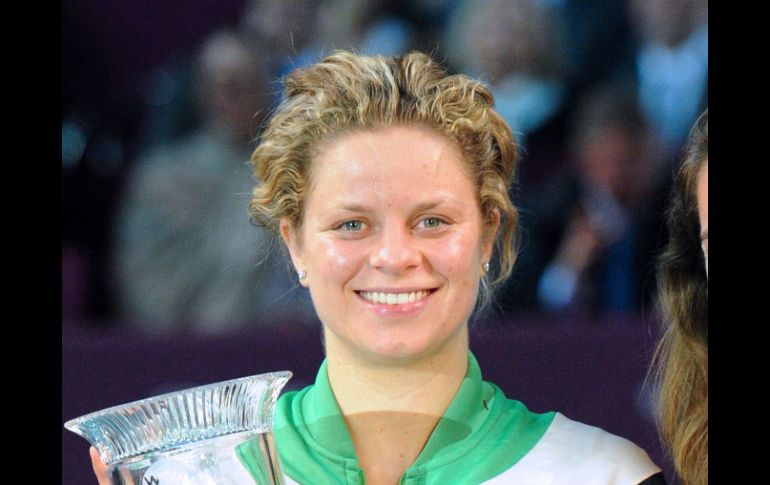 Kim Clijsters recibió un trofeo y flores por haber recuperado la posición número uno del mundo de la WTA. AFP  /