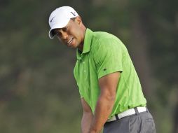 Tiger Woods está empatado en el sexto lugar con otros jugadores y está a cuatro golpes del líder. AP  /