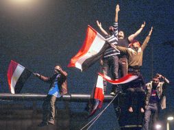 Manifestantes celebran tras el anuncio del fin del régimen de Hosni Mubarak, en la emblemática Plaza Tahrir de El Cairo. AP  /